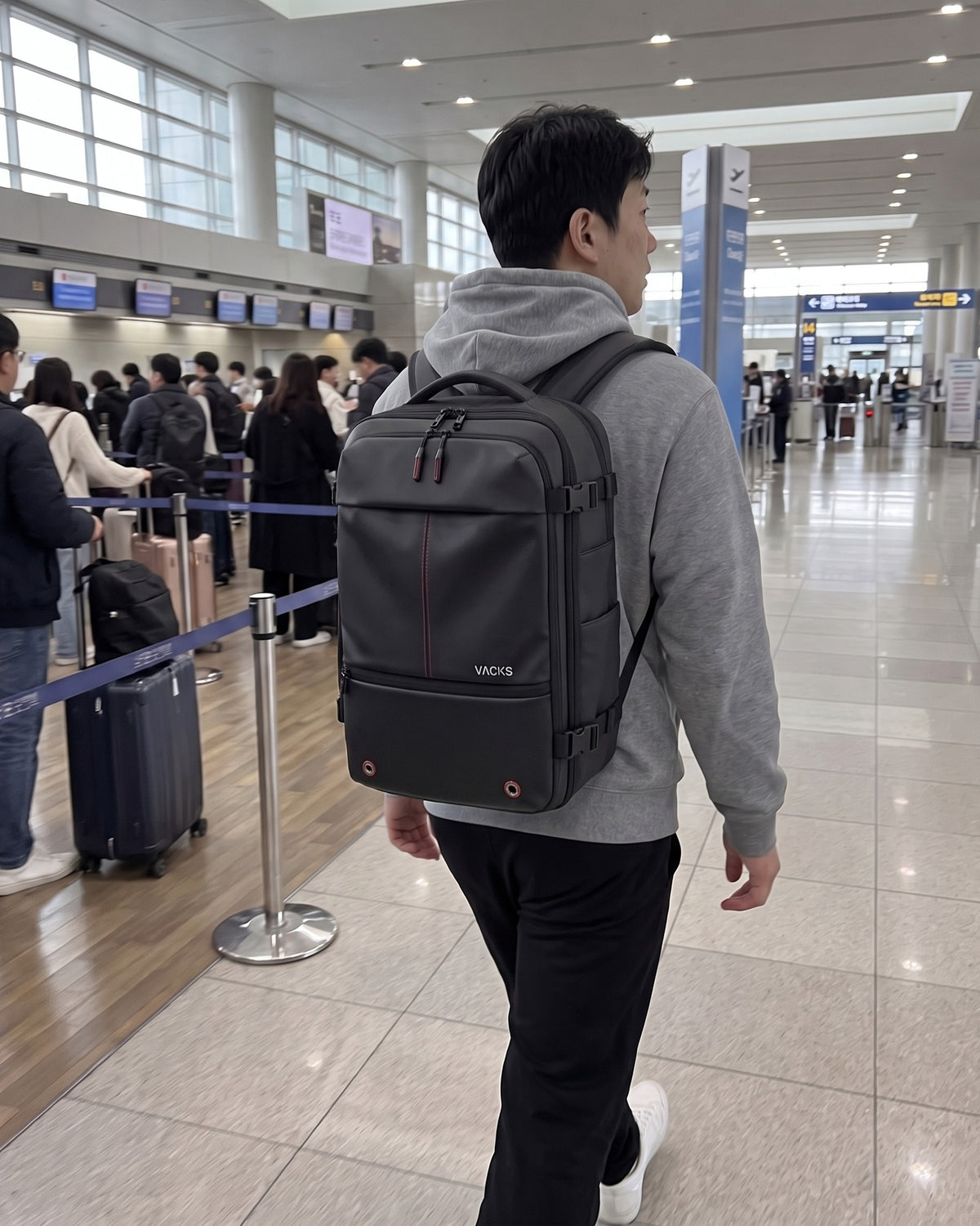 체크인 카운터 줄을 지나 보안검색대로 걸어가는 VACKS 백팩 여행자
