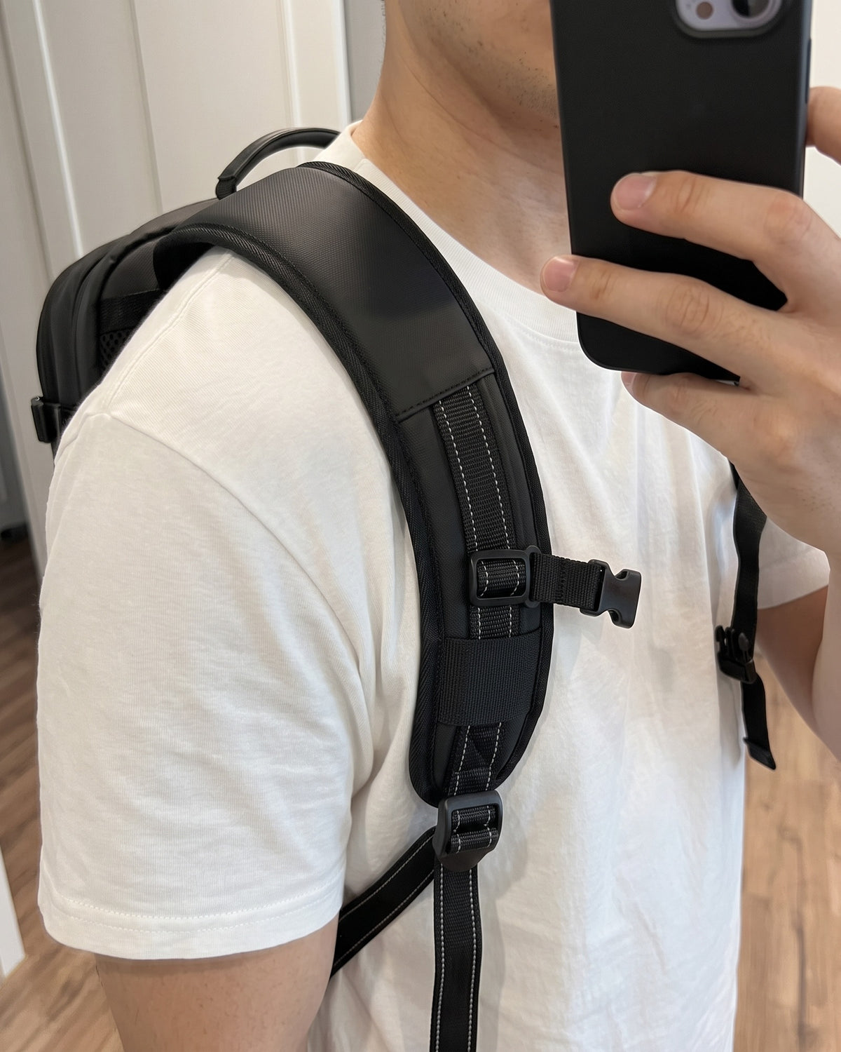 거울 앞에서 찍은 VACKS 백팩 메모리폼 어깨끈 착용 모습