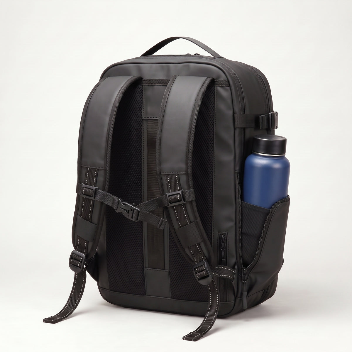 VACKS V2 사이드 포켓에 꽂힌 물병