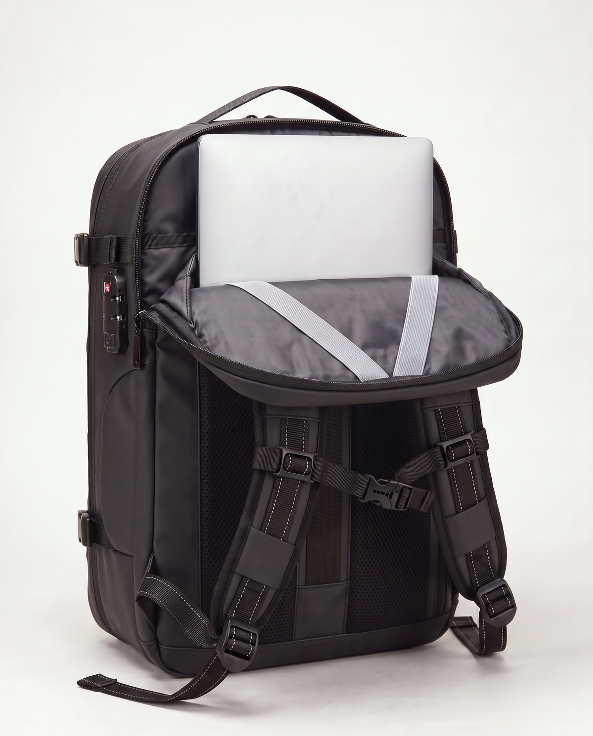 VACKS V2 등판을 열고 위에서 16인치 노트북을 넣는 수납칸